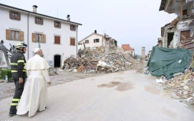 El Papa visita por sorpresa Amatrice para reunirse con los damnificados por el terremoto