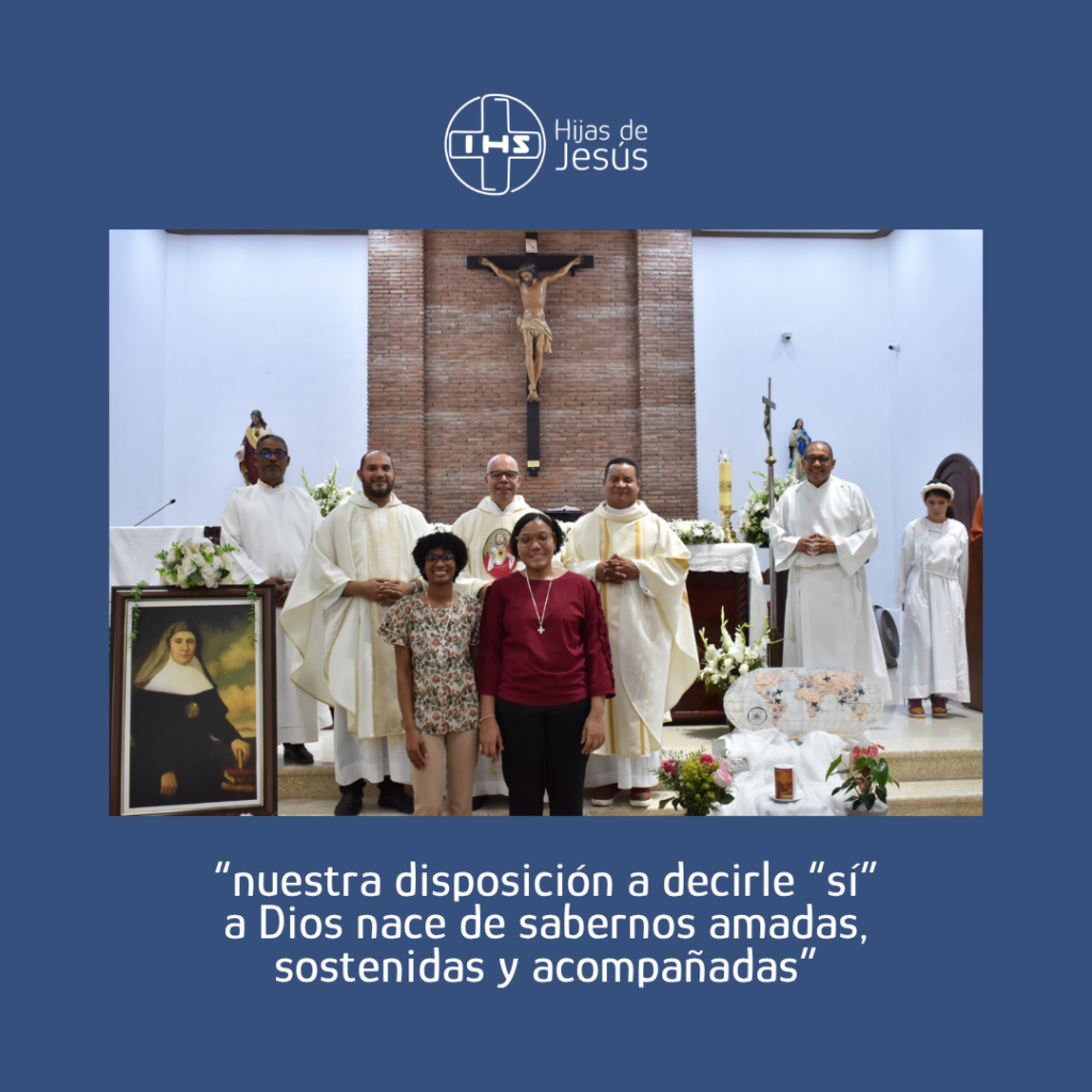 Jennifer y Paola en sus primeros votos junto con sacerdotes celebrantes